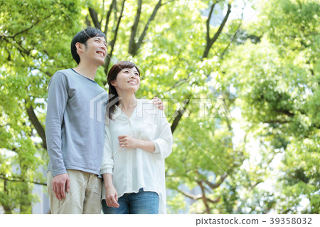 新的綠色中間夫婦 39358032