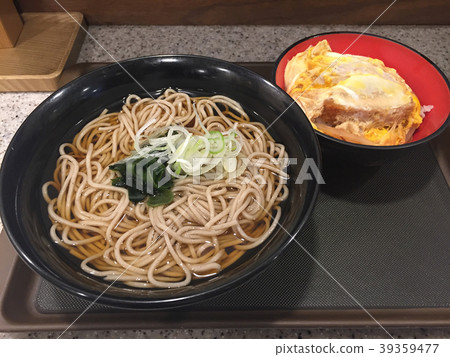 套炸肉排和蕎麥麵條 套炸肉排和蕎麥麵條 39359477