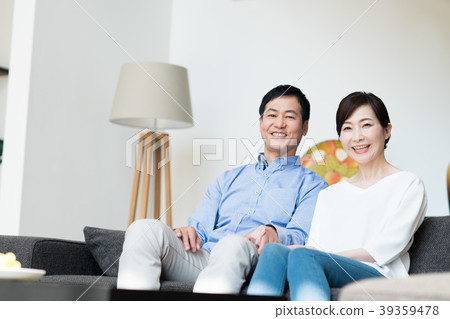 中間的情侶 中間的情侶 39359478