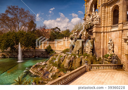 Parc de la Ciutadella - Water Fountain - Side view 39360228