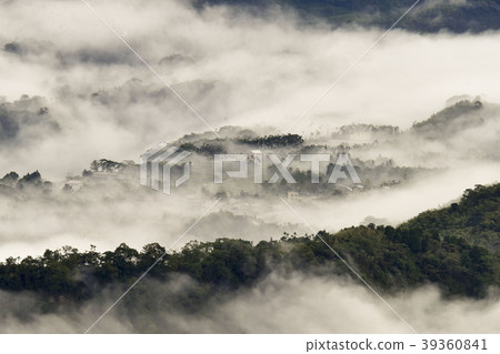雲海籠繞著群山和山城 39360841