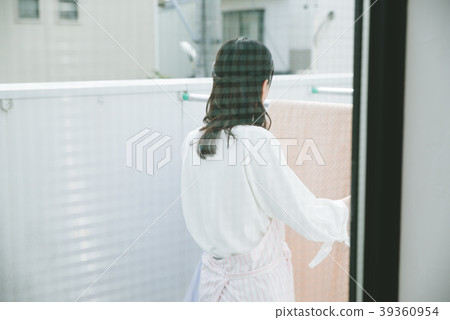 家庭主婦烘乾衣物 家庭主婦烘乾衣物 39360954