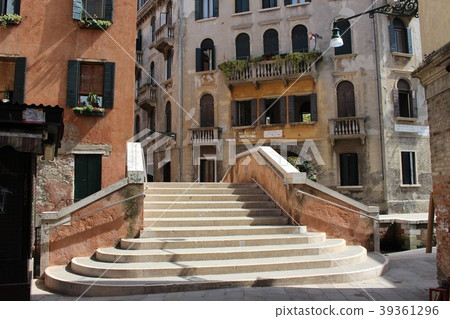 Venice alley back 39361296