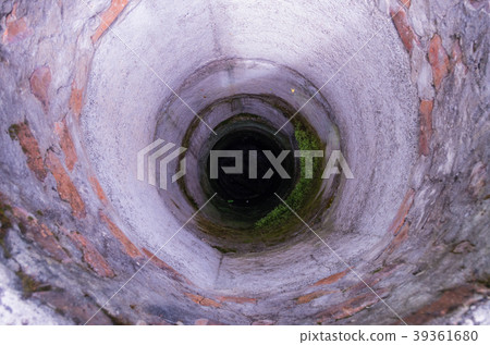 A deep well without water. 39361680