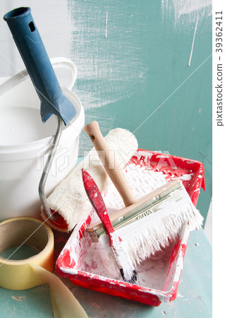 Roller Painting Container and the Painting Roller. 39362411