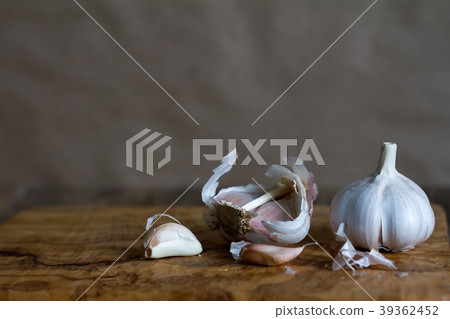 Fresh garlic on vintage background Fresh garlic on vintage background 39362452