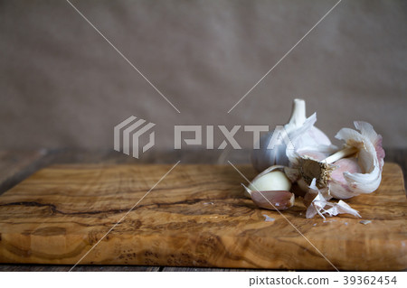 Fresh garlic on vintage background Fresh garlic on vintage background 39362454