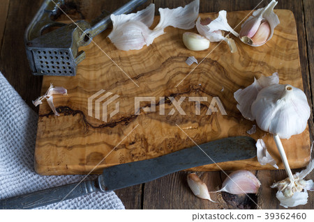 Fresh garlic on vintage background 39362460