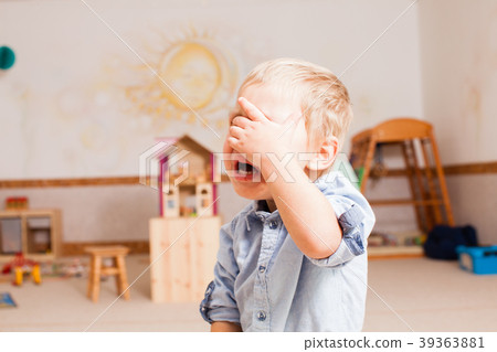 little boy is crying 39363881