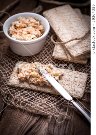 Homemade sandwiches with crisp bread, tuna and egg 39364389