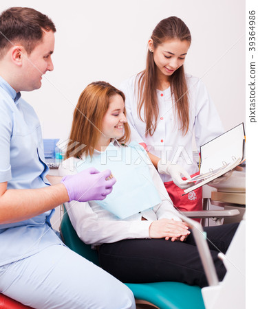 Dentists show tooth model 39364986