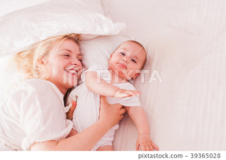 Mom and baby enjoy morning Mom and baby enjoy morning 39365028