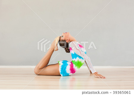 Fit sporty girl 39365061