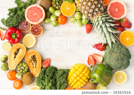 Fruits and vegetables rich in vitamin C 39365916