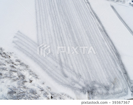 Pattern of snow melting agent sowed in the field 39367367