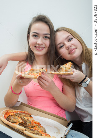 girls eats pizza girls eats pizza 39367822