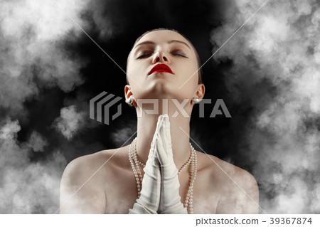 young woman prays young woman prays 39367874