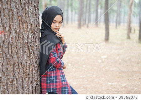 Portrait of happy young muslim woman black hijab  39368078