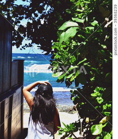 Road to the beach Road to the beach 39368239