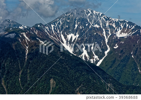 從山上看到多雲的Hokudake 從山上看到多雲的Hokudake 39368688