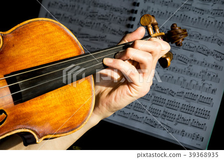Violin performance 39368935