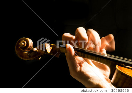 Play the violin 39368936