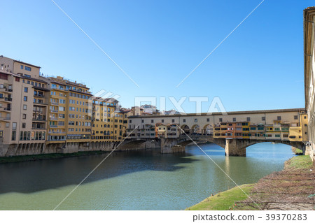 Landscape of the Arno river and Ponte Vecchio 39370283