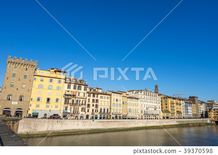 Streets along the River Arno seen from Pontevekio 39370598