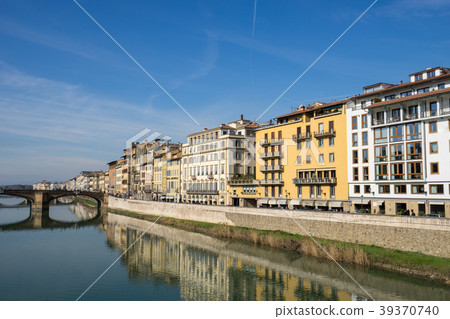Streets along the River Arno seen from Pontevekio 39370740