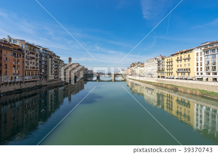 Streets along the River Arno seen from Pontevekio Streets along the River Arno seen from Pontevekio 39370743