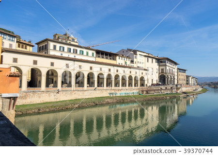 Streets along the River Arno seen from Pontevekio 39370744