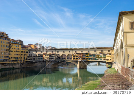 Landscape of the Arno river and Ponte Vecchio 39370759