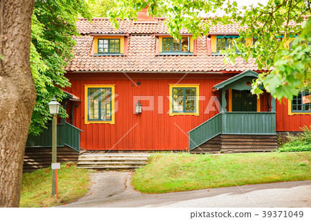 Old wooden house 39371049