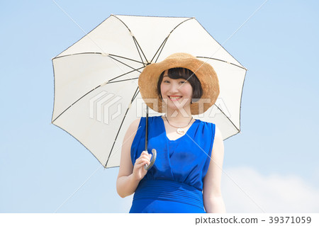 拿著遮陽傘的年輕日本婦女 拿著遮陽傘的年輕日本婦女 39371059