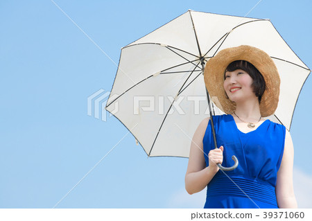 拿著遮陽傘的年輕日本婦女 拿著遮陽傘的年輕日本婦女 39371060