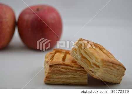 Apple pie and apples 39372379