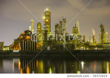 night factory at yokkaichi industrial complex 39372624