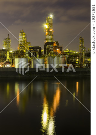 factory night at yokkaichi industrial complex 39372681
