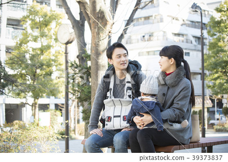 Three parents and children, winter outdoor 39373837