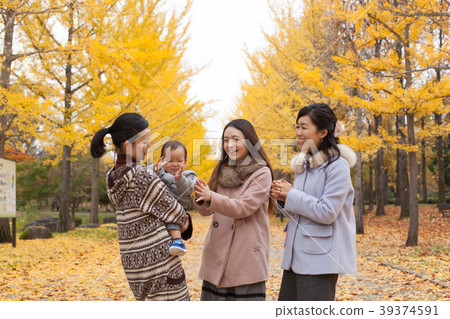 Parents and children who enjoy autumn vacation Parents and children who enjoy autumn vacation 39374591