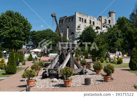 Medieval catapult made entirely of wood Medieval catapult made entirely of wood 39375522