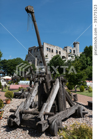 Medieval catapult made entirely of wood Medieval catapult made entirely of wood 39375523