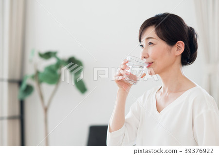 中年婦女(礦泉水) 中年婦女(礦泉水) 39376922