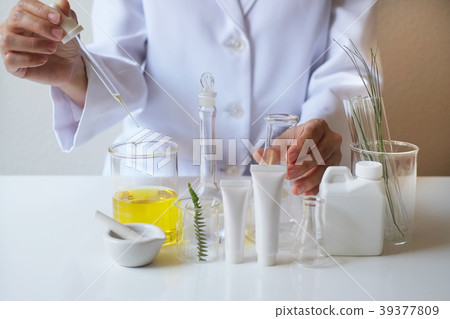 scientist hand pour,drop oil or serum laboratory 39377809