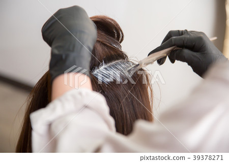 應用顏色代理的美髮師 39378271