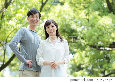 New green middle couple 39378646