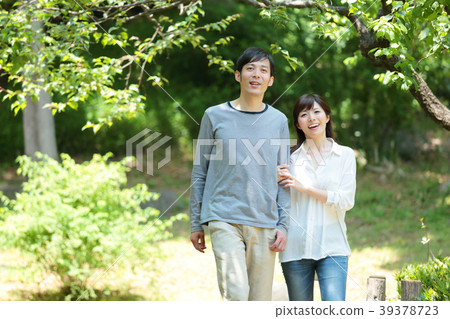 中間的情侶散步 39378723