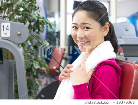 在健身健身房鍛煉的婦女 在健身健身房鍛煉的婦女 39379368