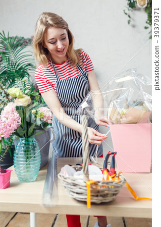 Photo of beautiful florist decorating floral Photo of beautiful florist decorating floral 39379371
