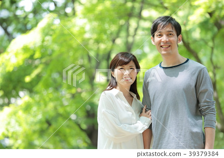 新的綠色中間夫婦 39379384